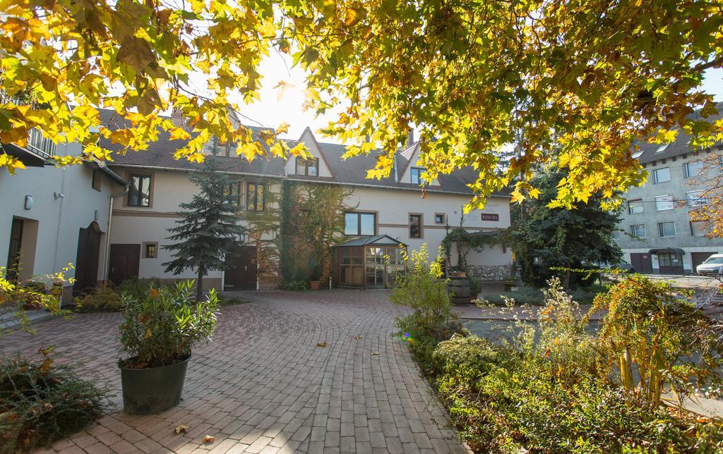 Revesz Hotel, Restaurant And Rosa Spa Győr Buitenkant foto